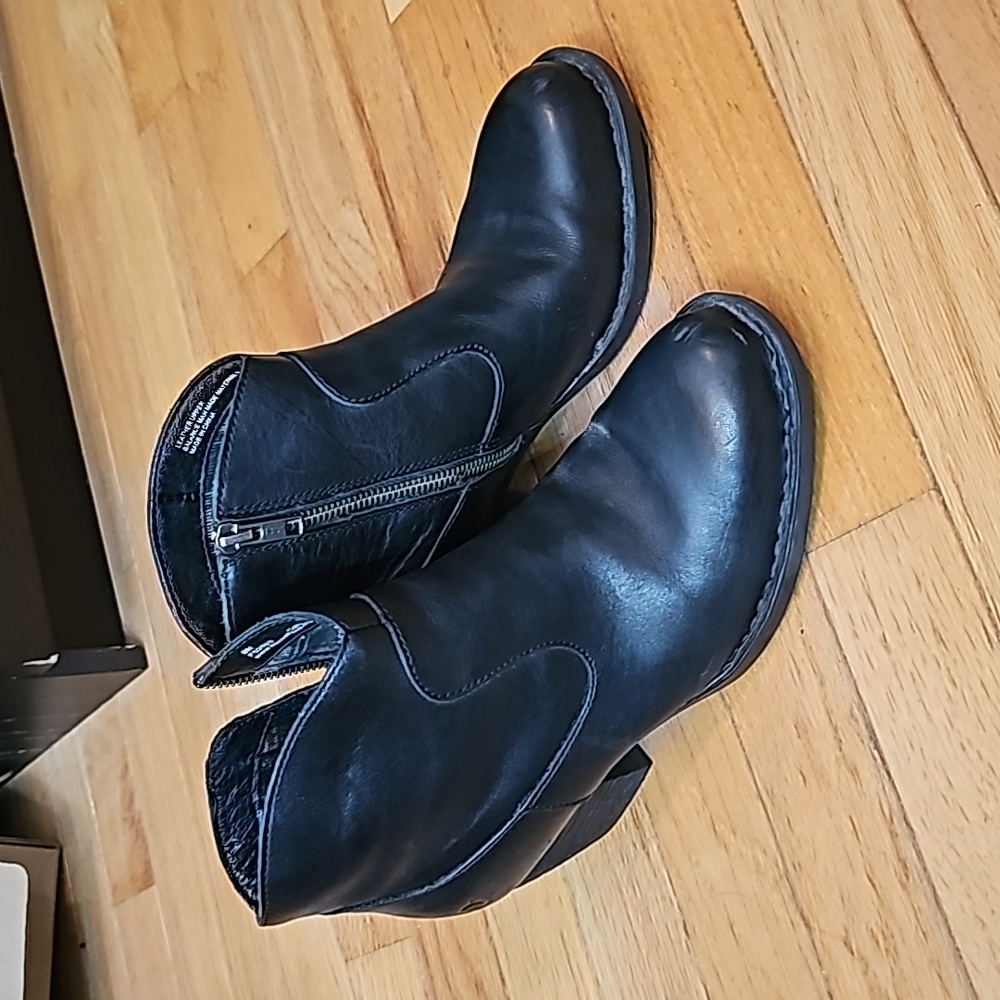 Born Women's Size 7.5 Black Leather Western Ankle Zip Up Boots Booties F52603